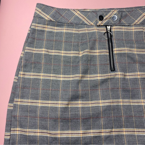 Plaid PacSun Mini Skirt with Zipper & Snaps - Picture 4 of 12